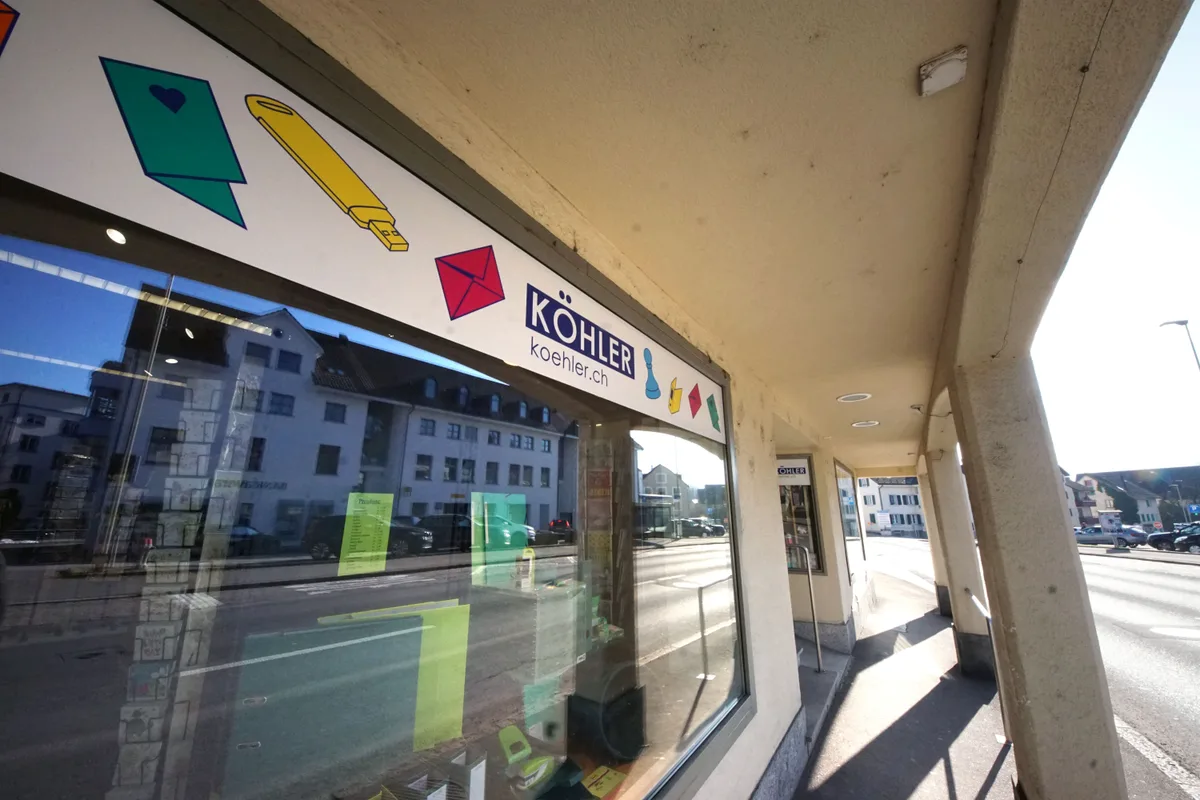 Rüti war der erste Standort der A. Köhler AG, die 1904 gegründet worden ist. Papeterie Köhler in Rüti von aussen.